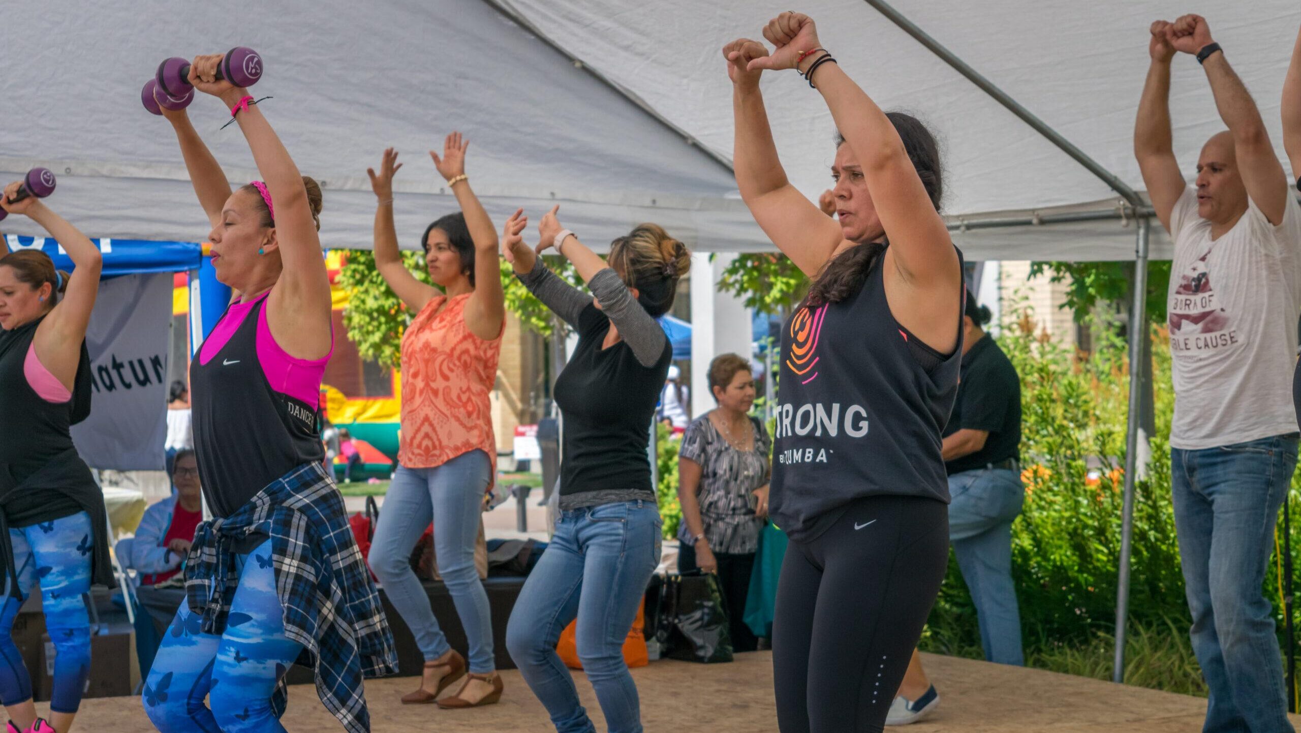 un grupo de mujeres que disfrutan de una clase de zumba