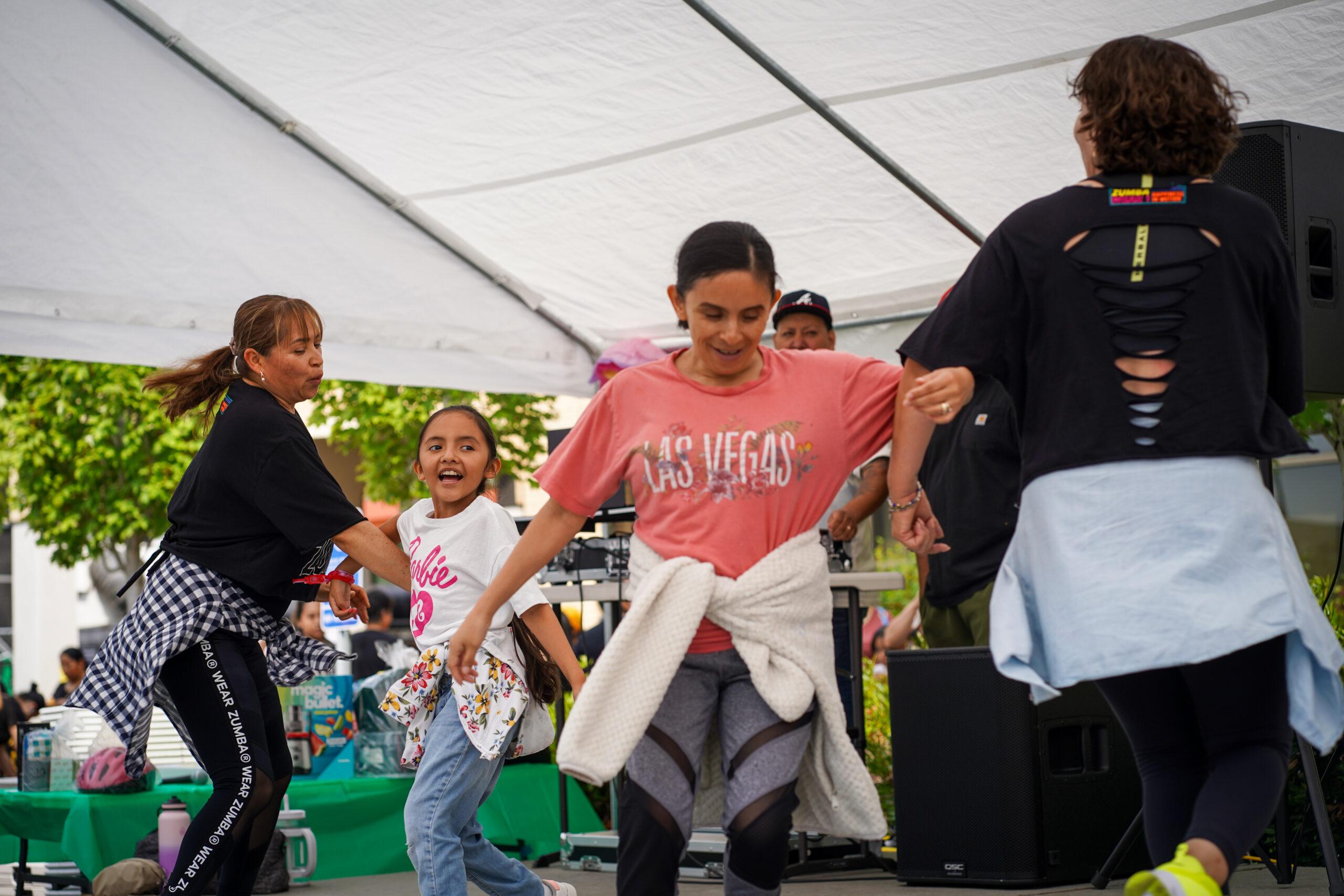 20240806-SCHWOPE-BROTHERS-TREE-FARM-109 Grupo de mujeres bailando en círculo