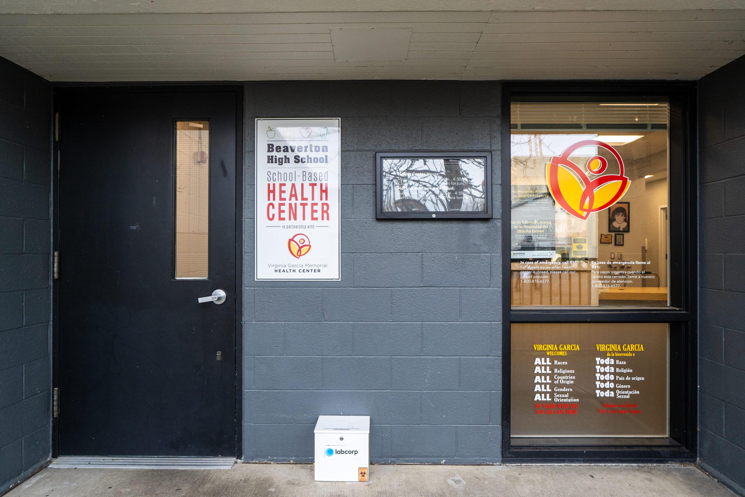 Puerta principal del Centro de Salud Basado en la Escuela Secundaria de Beaverton