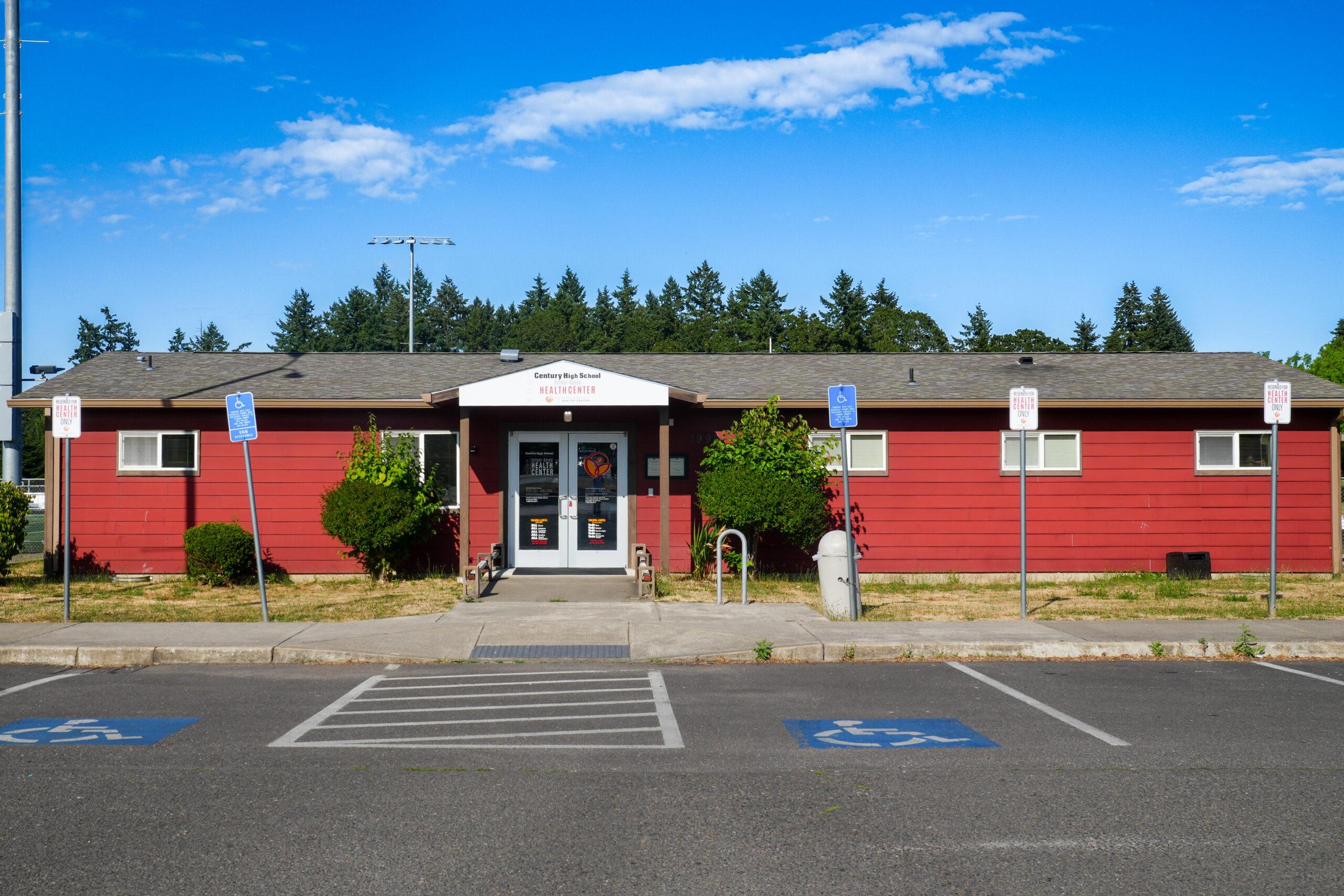 Exterior del edificio del Centro de Salud de Century High School