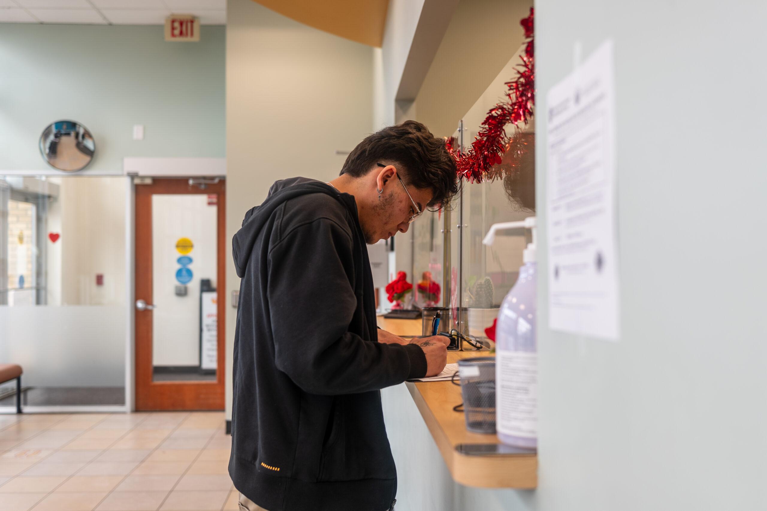 Hombre rellenando papeles