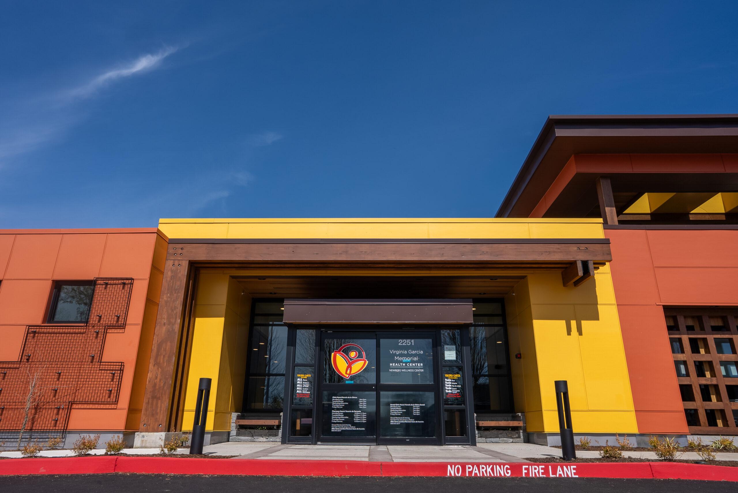 Exterior del edificio del Centro de Bienestar de Newberg