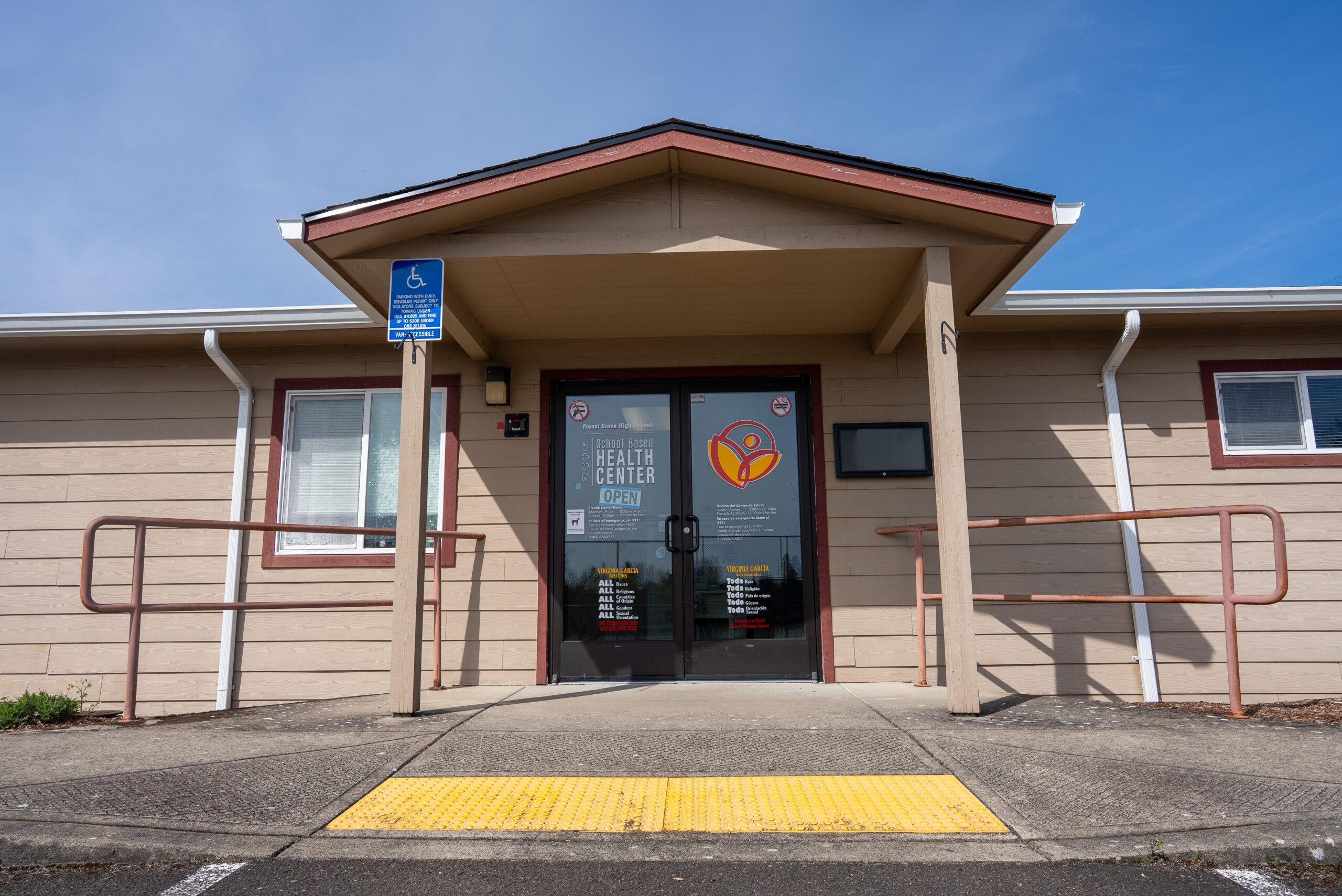Exterior del edificio del Centro de Salud Basado en la Escuela Secundaria Forest Grove