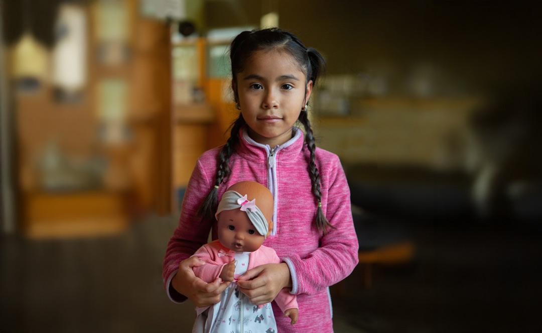 Niña sosteniendo una muñeca