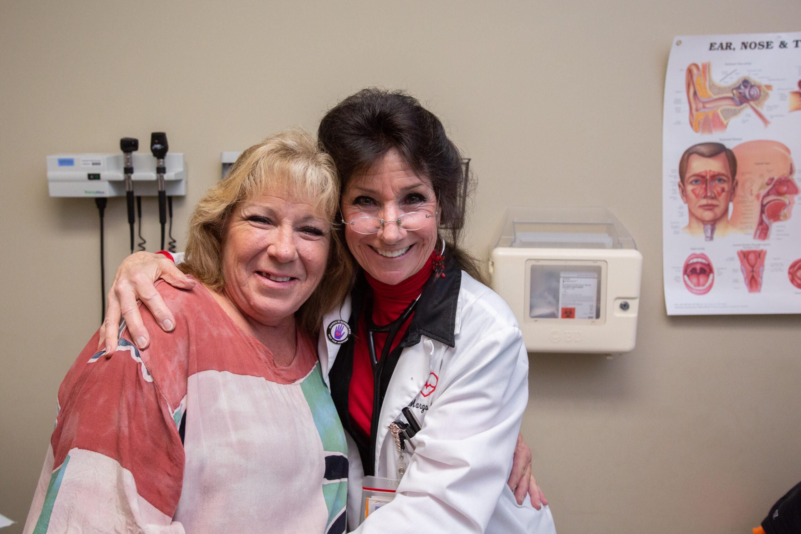 Paciente y profesional médico abrazados