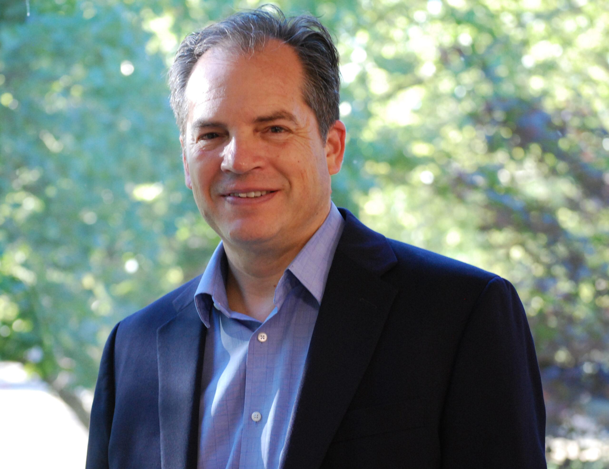 headshot of gil munoz