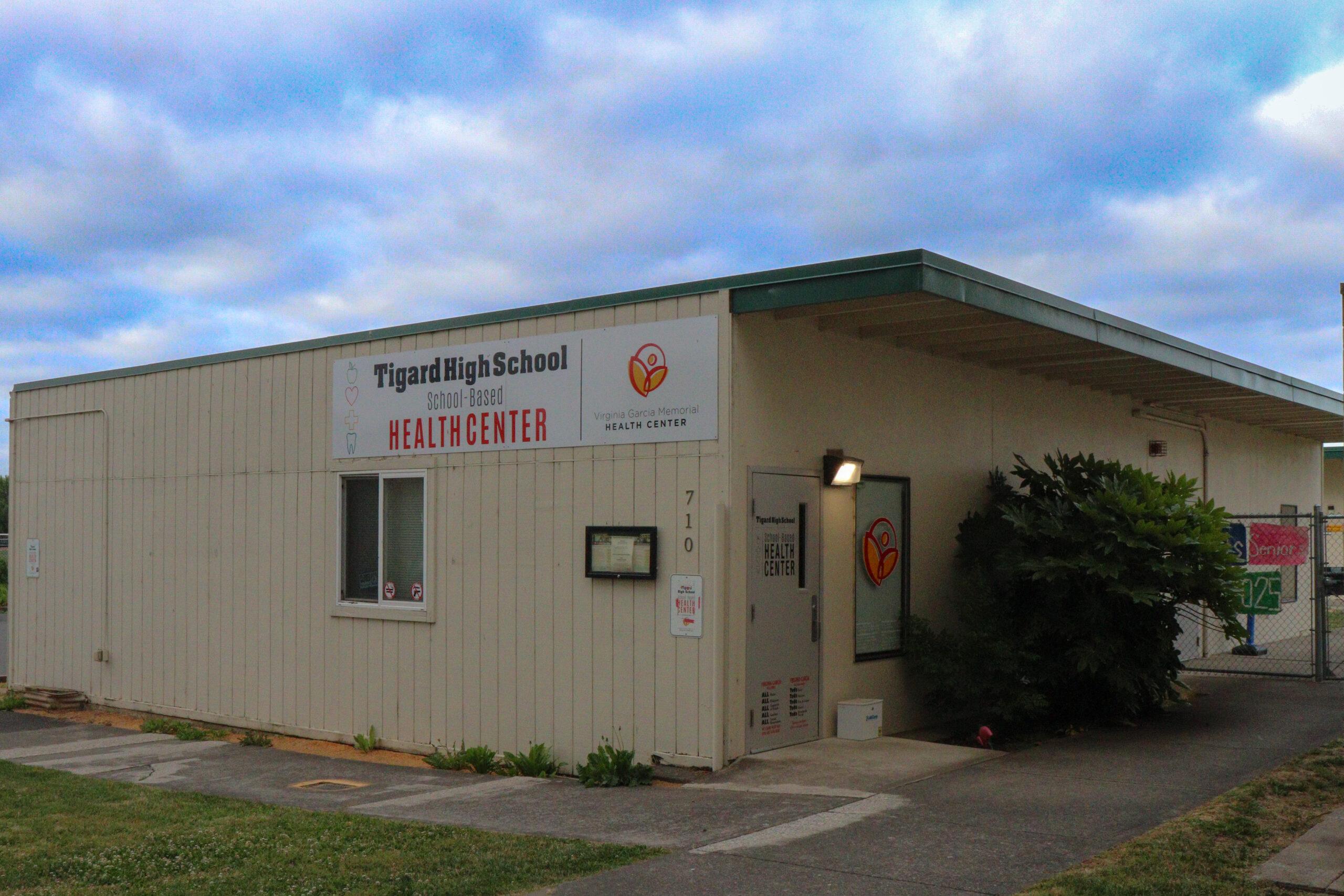 Exterior del edificio del Centro de Salud Basado en la Escuela Secundaria Tigard
